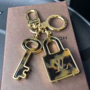 AUTHENTIC LOUIS VUITTON KEYCHAIN